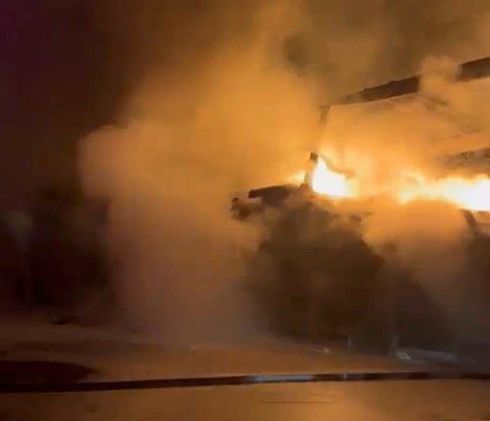 Tır alev alev yandı: Yol 3 saat kapalı kaldı
