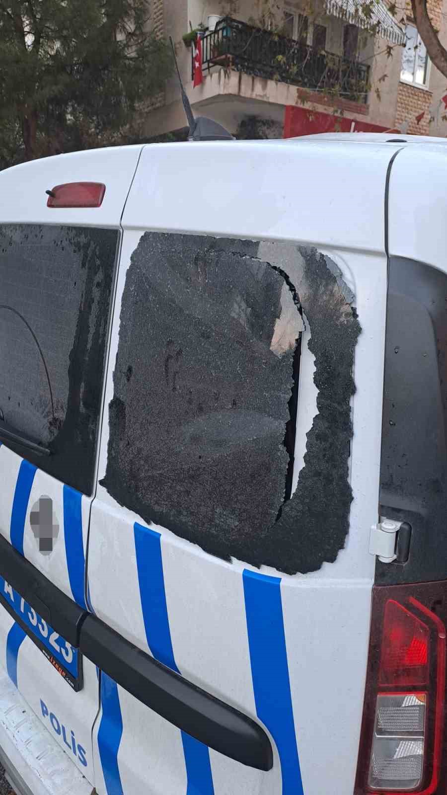 İzmir’de polis aracına saldırıp camı kırdılar
