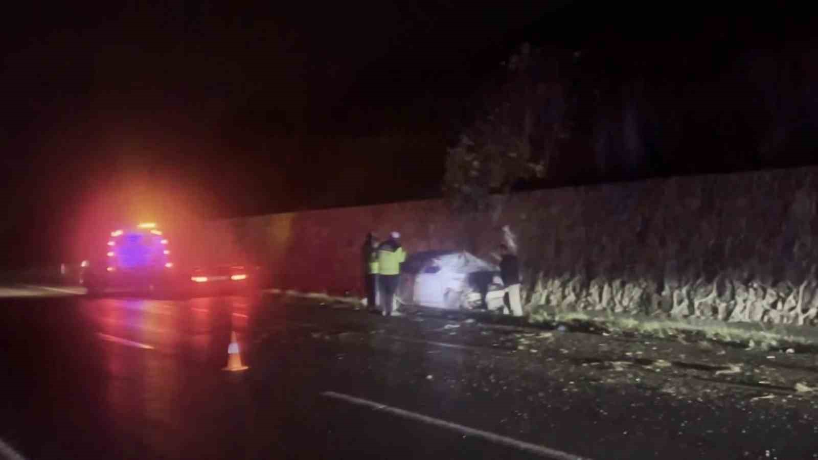 Kontrolden çıkan otomobil istinat duvarına çarptı: 2 yaralı