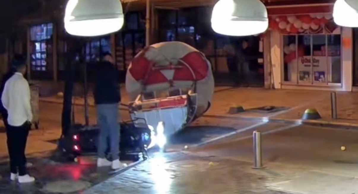 Kayganlaşan yolda otomobil paramparça oldu: 2 yaralı
