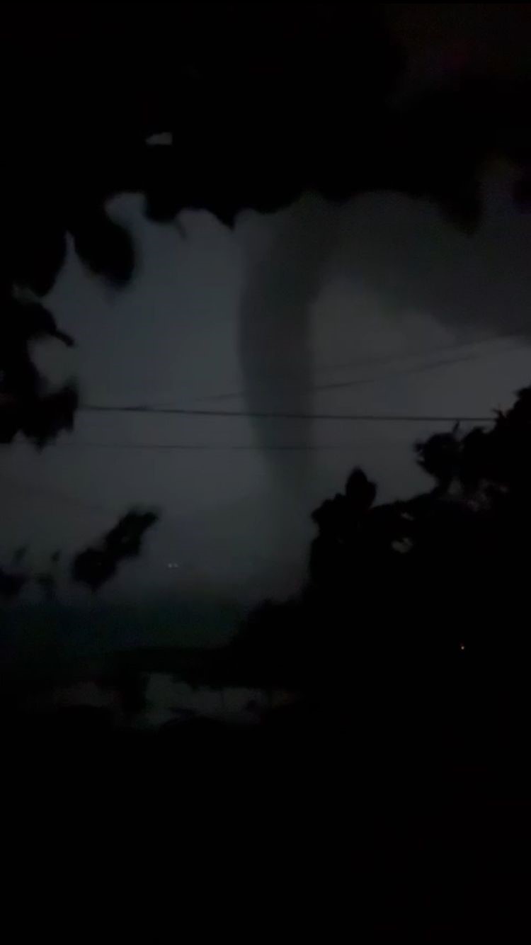 Akdeniz’de hortum kıyı şeridini vurdu: İş yerleri ve evler zarar gördü