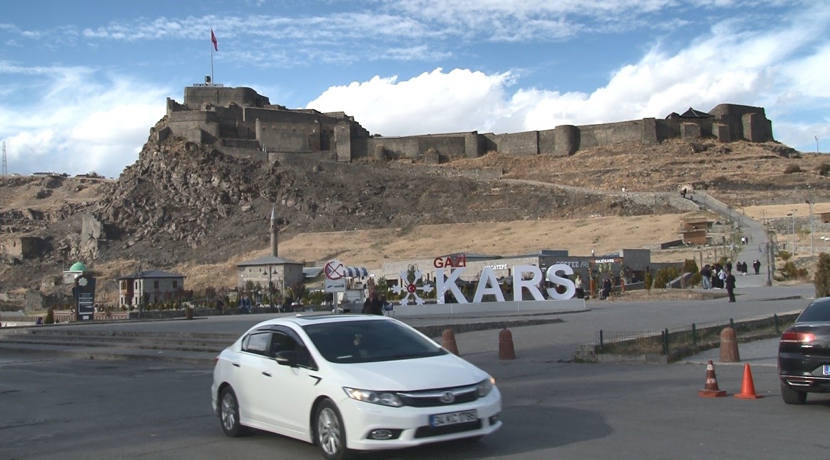 Kars’ta şaşırtan denge: Merkez nüfus 100 bin, araç sayısı 54 bini geçti
