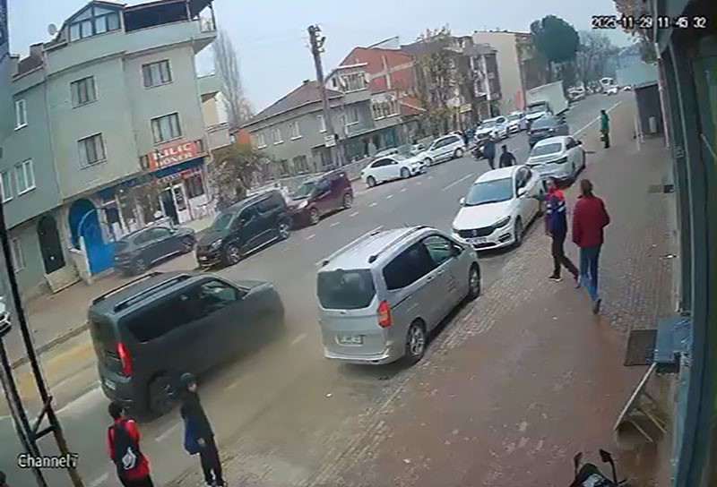 Motosikletin devrildiği kaza anı kamerada: 1 yaralı
