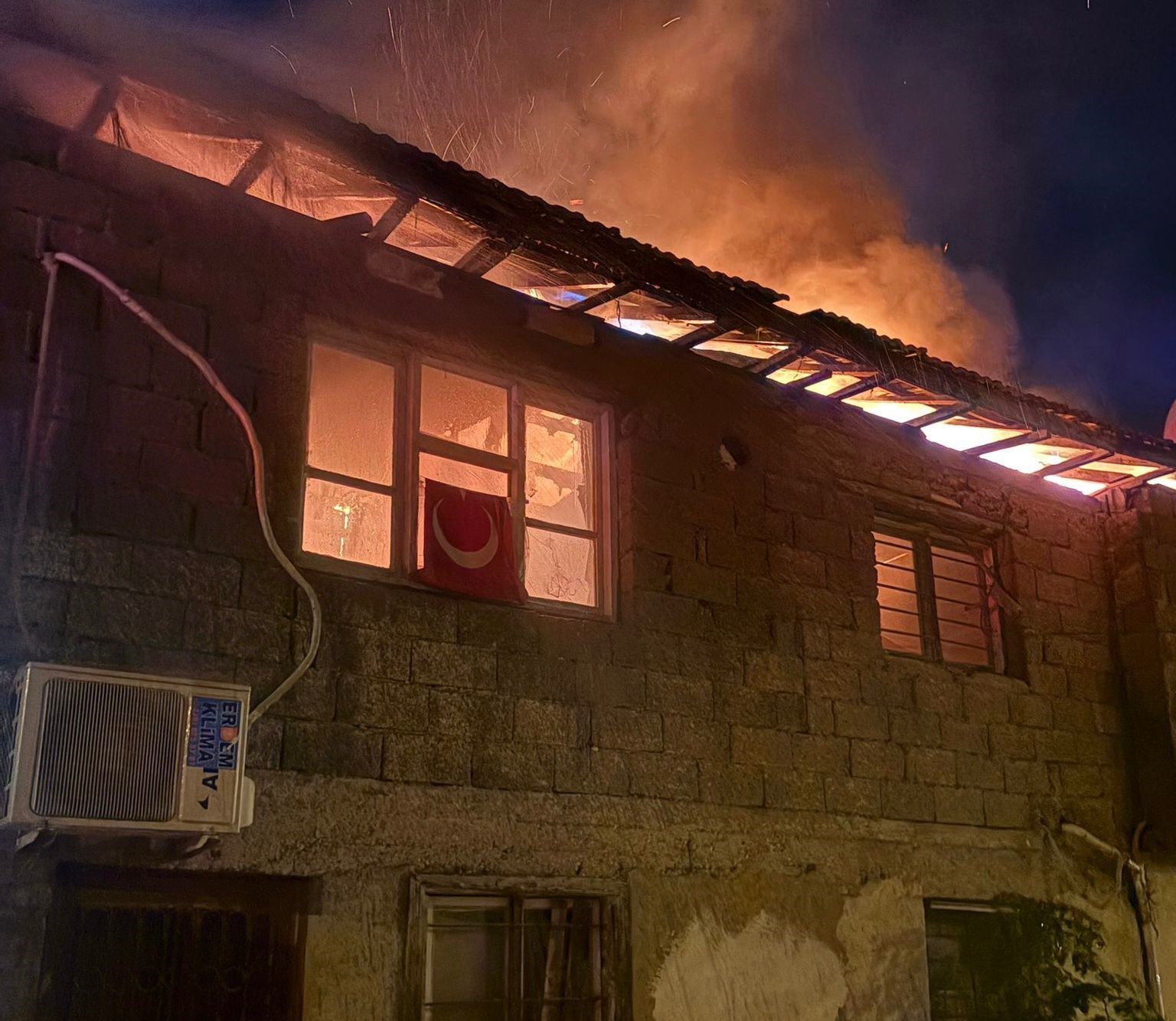 Osmaniye’de iki katlı ahşap binadaki yangın söndürüldü