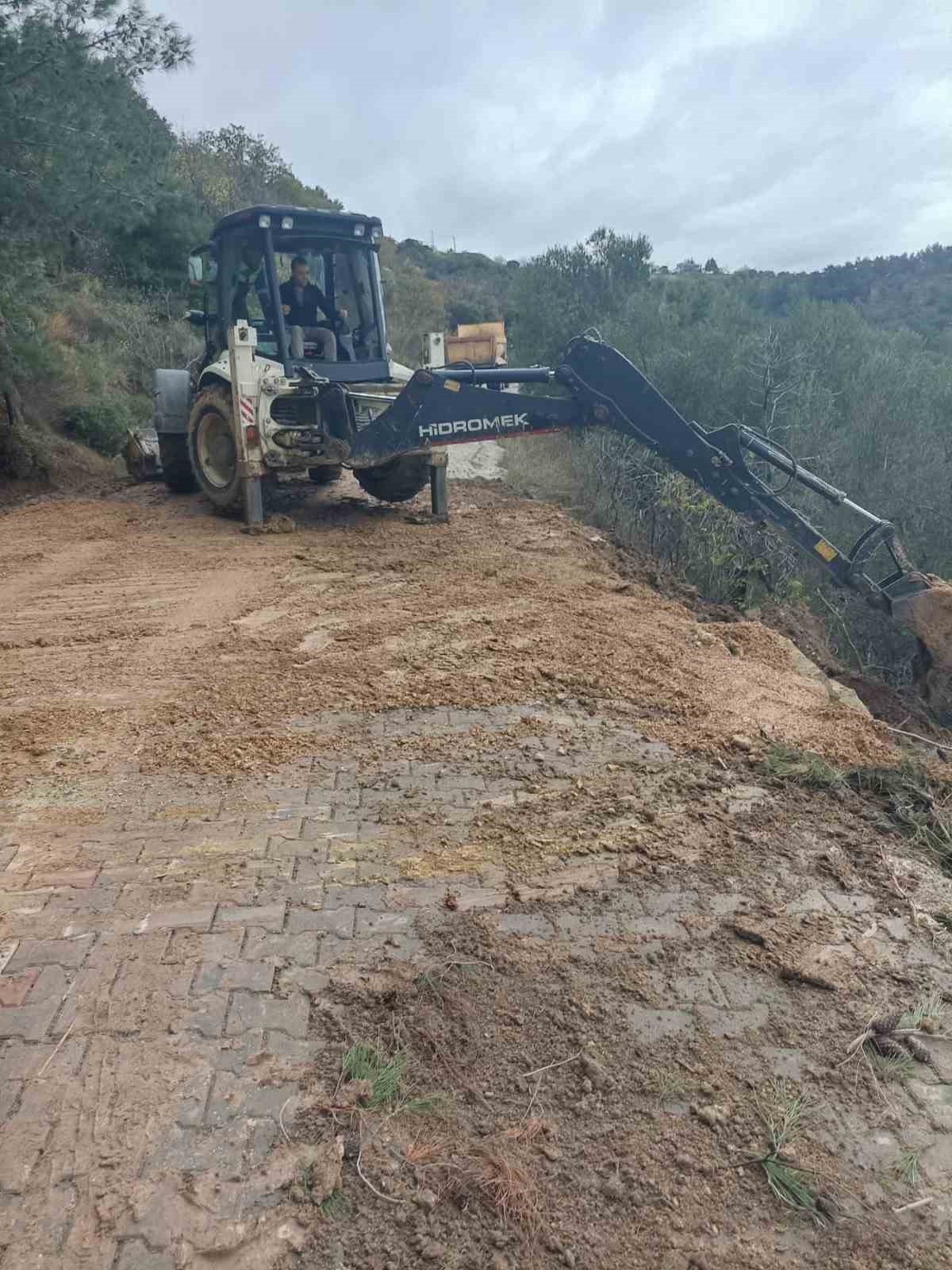 Ayvacık’ta düşen kaya parçası toprak kaymasına sebep oldu