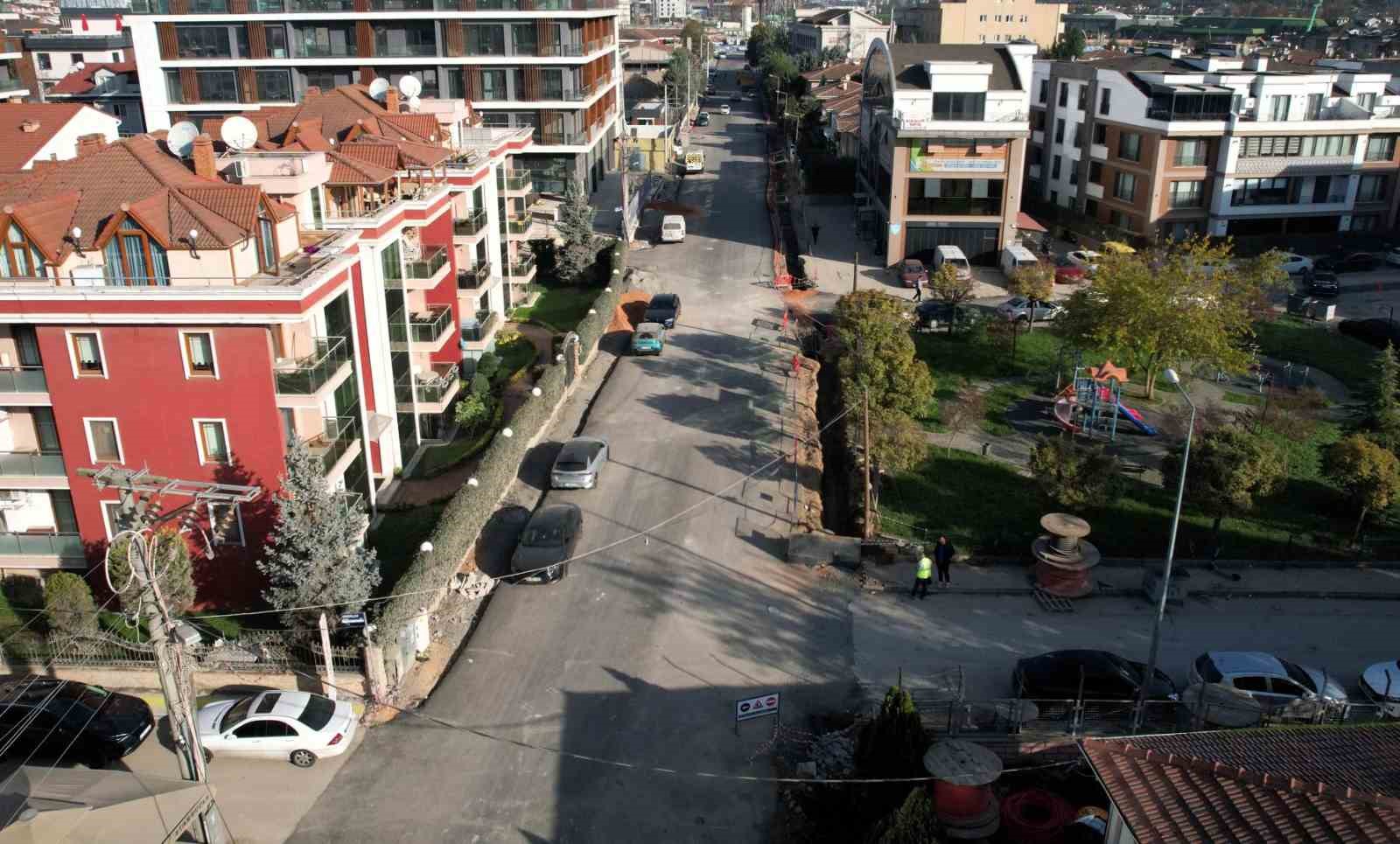 İzmit Şehit Erg&uuml;n K&ouml;nc&uuml; Caddesi&rsquo;nde altyapı bitti, asfalt serildi
