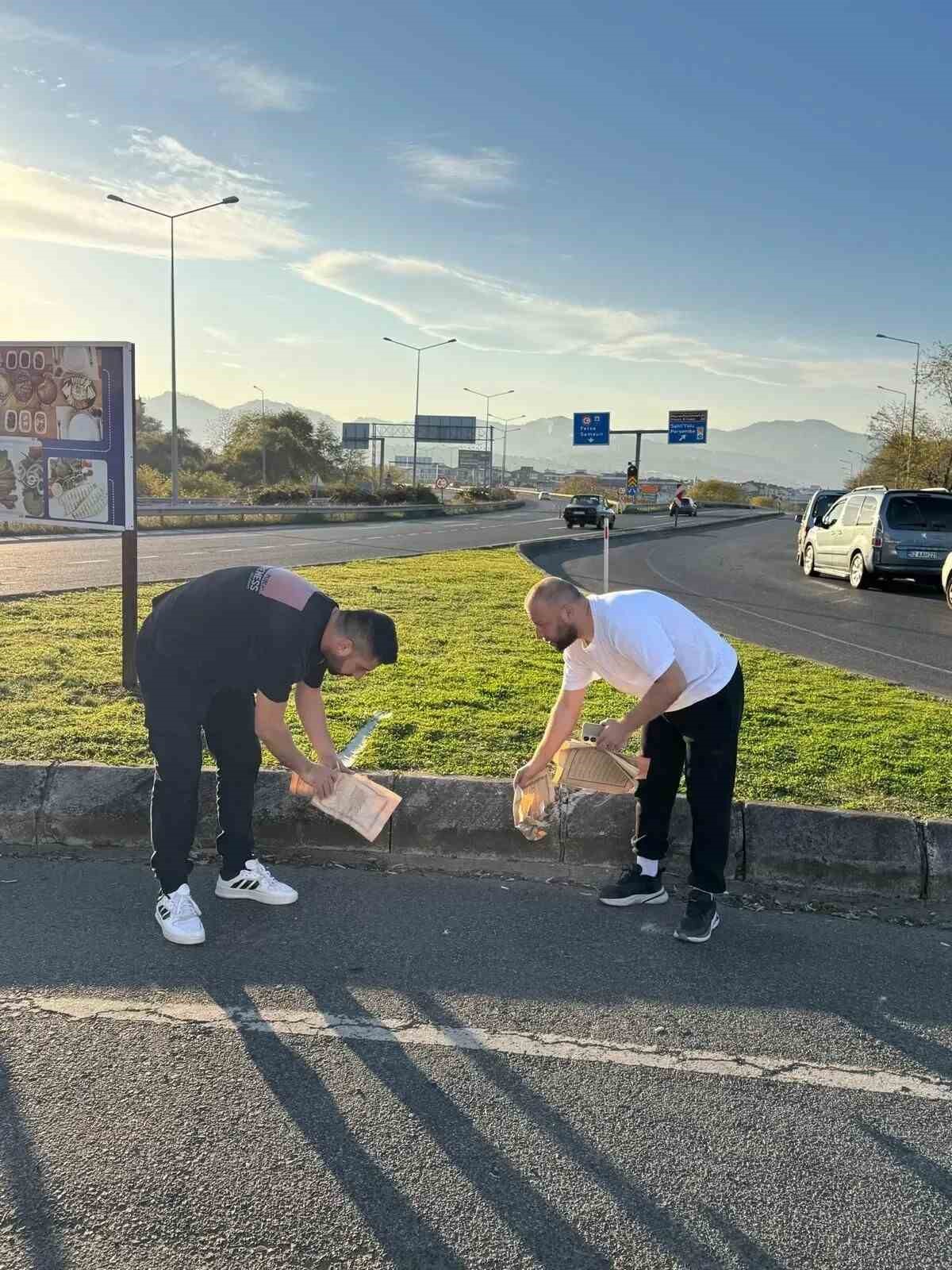 Kağıt taşıyan araçtan Kur’an-ı Kerim sayfaları savruldu: 2 kişi hakkında işlem başlatıldı
