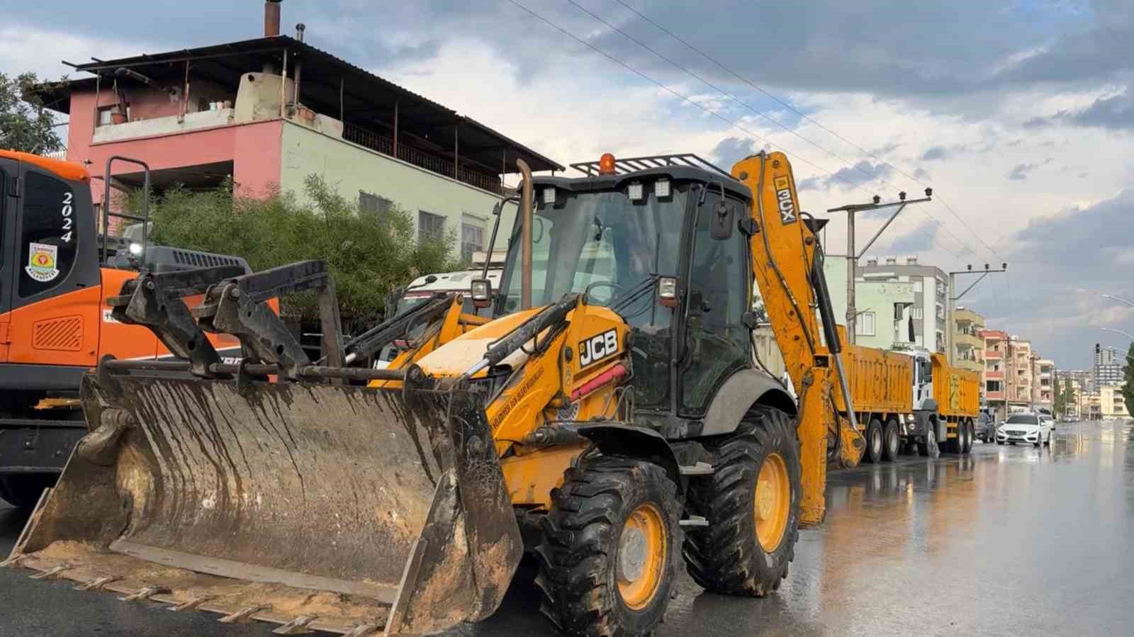 Tarsus’ta gece boyunca yağış mesaisi