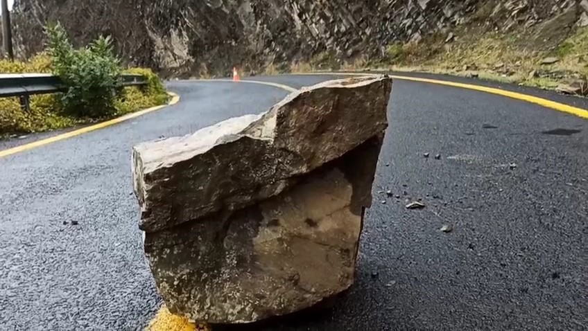 Tekirdağ’da yağış sonrası kaya parçaları yola yuvarlandı