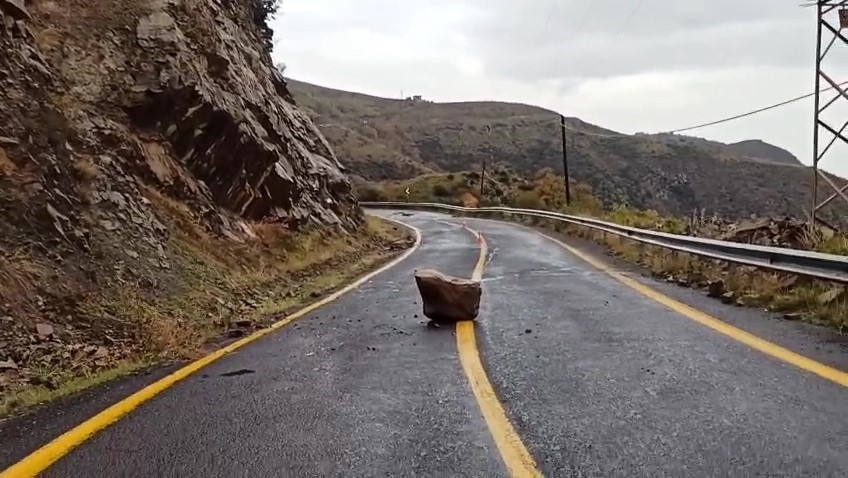 Tekirdağ’da yağış sonrası kaya parçaları yola yuvarlandı
