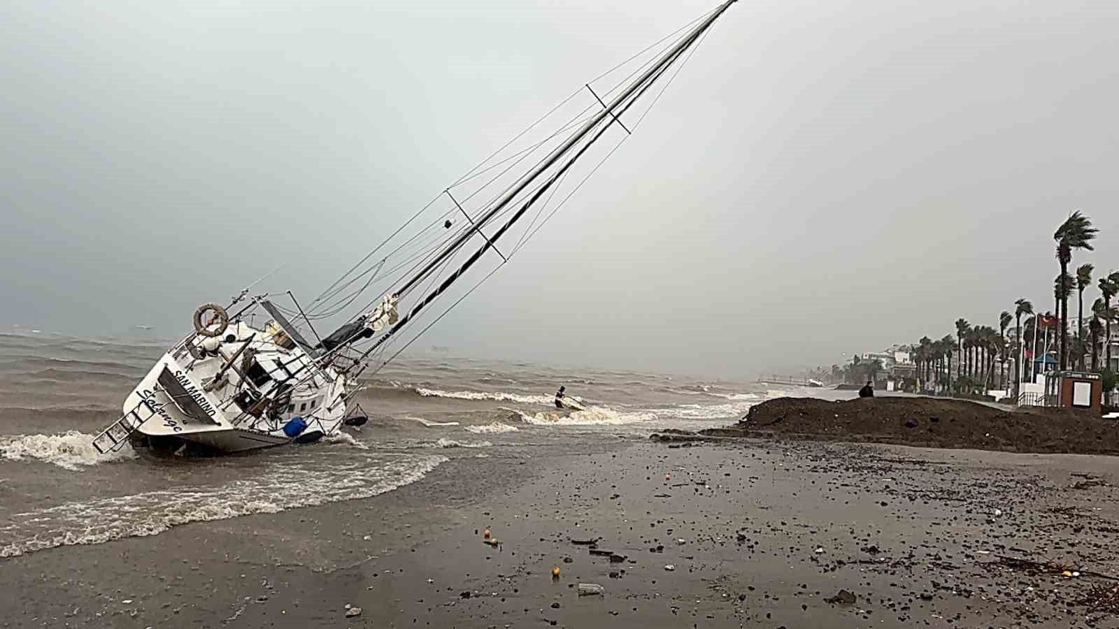 Fırtınada karaya vuran yelkenliler kaldırılıyor
