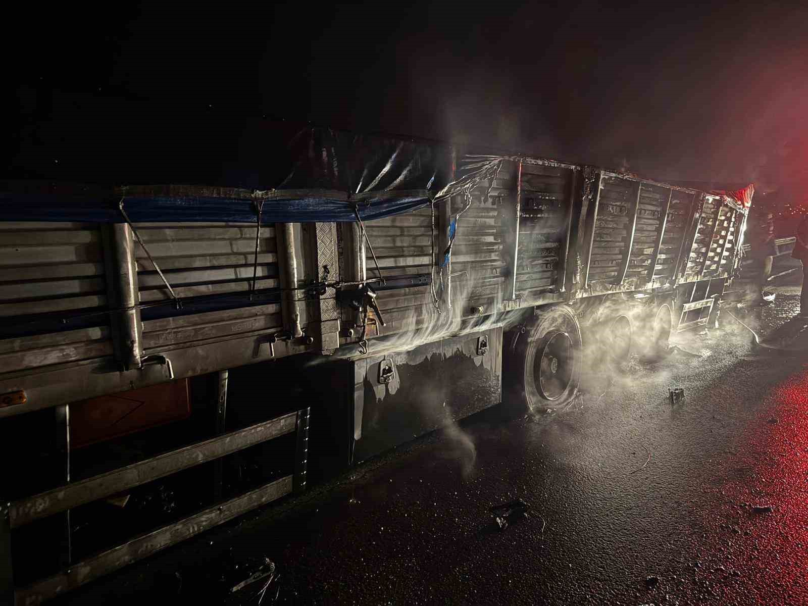 Osmaniye’de mısır yüklü tır alev alev yandı