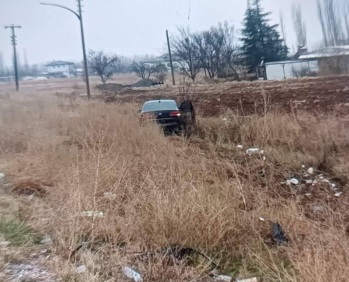 Malatya’da kontrolden çıkan otomobil tarlaya girdi: 4 yaralı