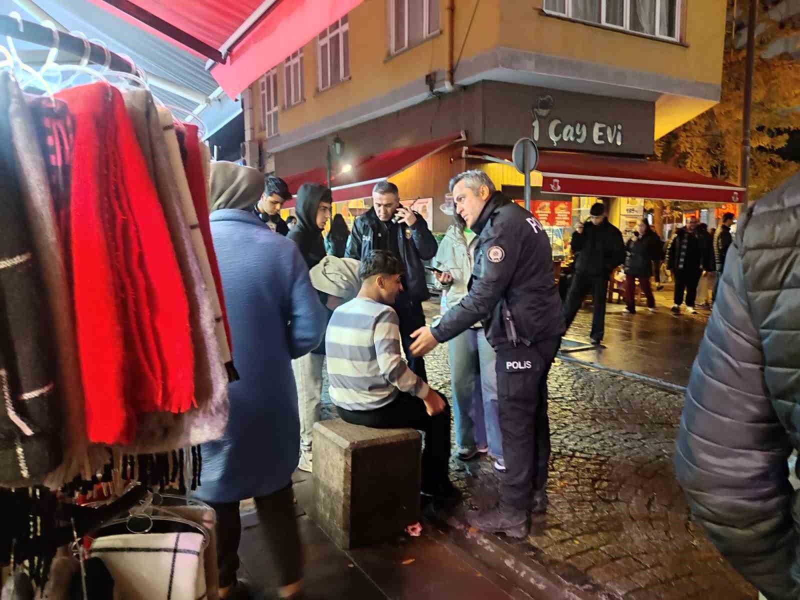 İki grubun kavgasını ayırmaya gelen esnaf da kavgaya dahil oldu: 1 yaralı