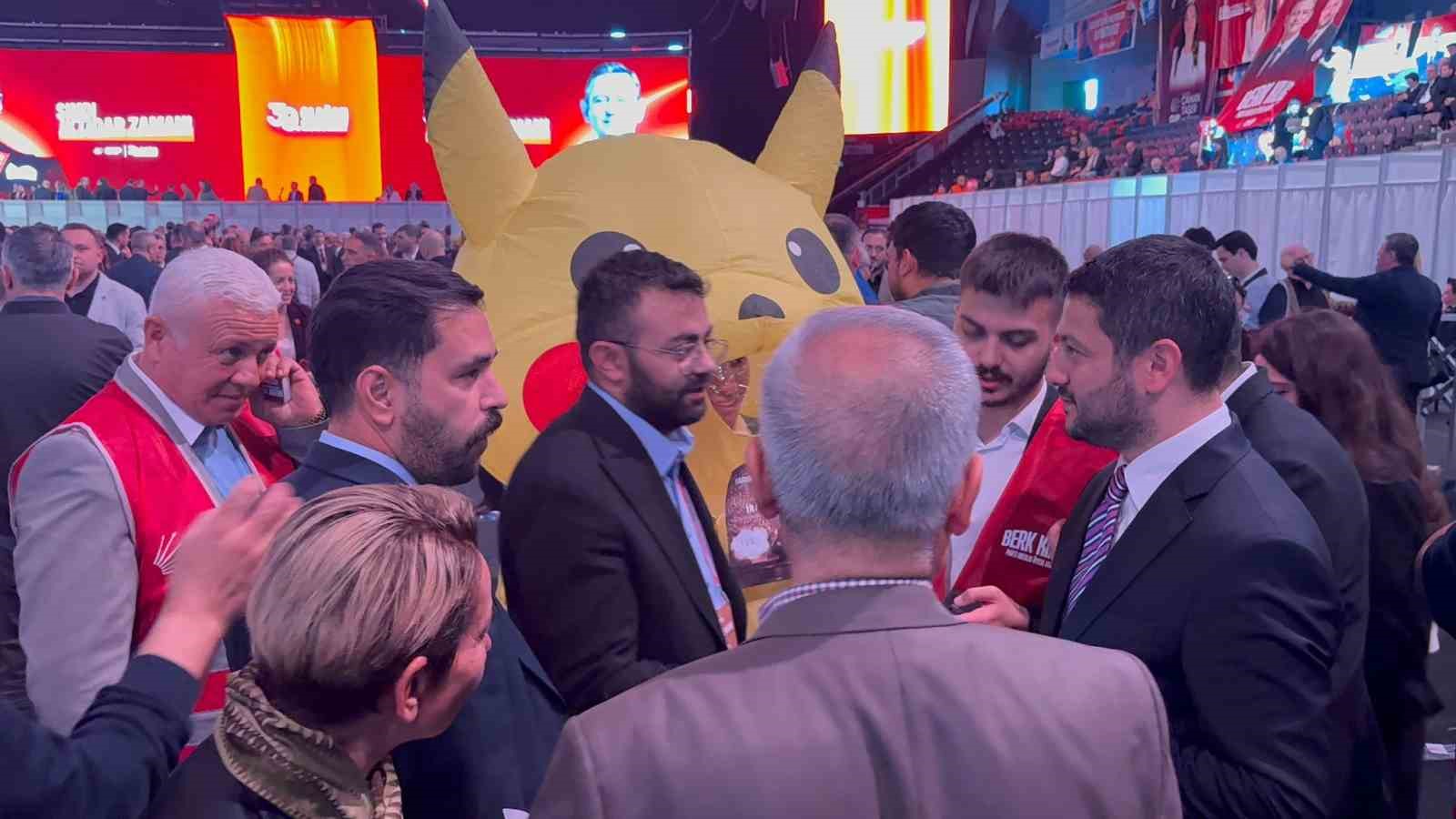 CHP Kurultayı&rsquo;na bir kişi Pikachu kost&uuml;m&uuml;yle katıldı

