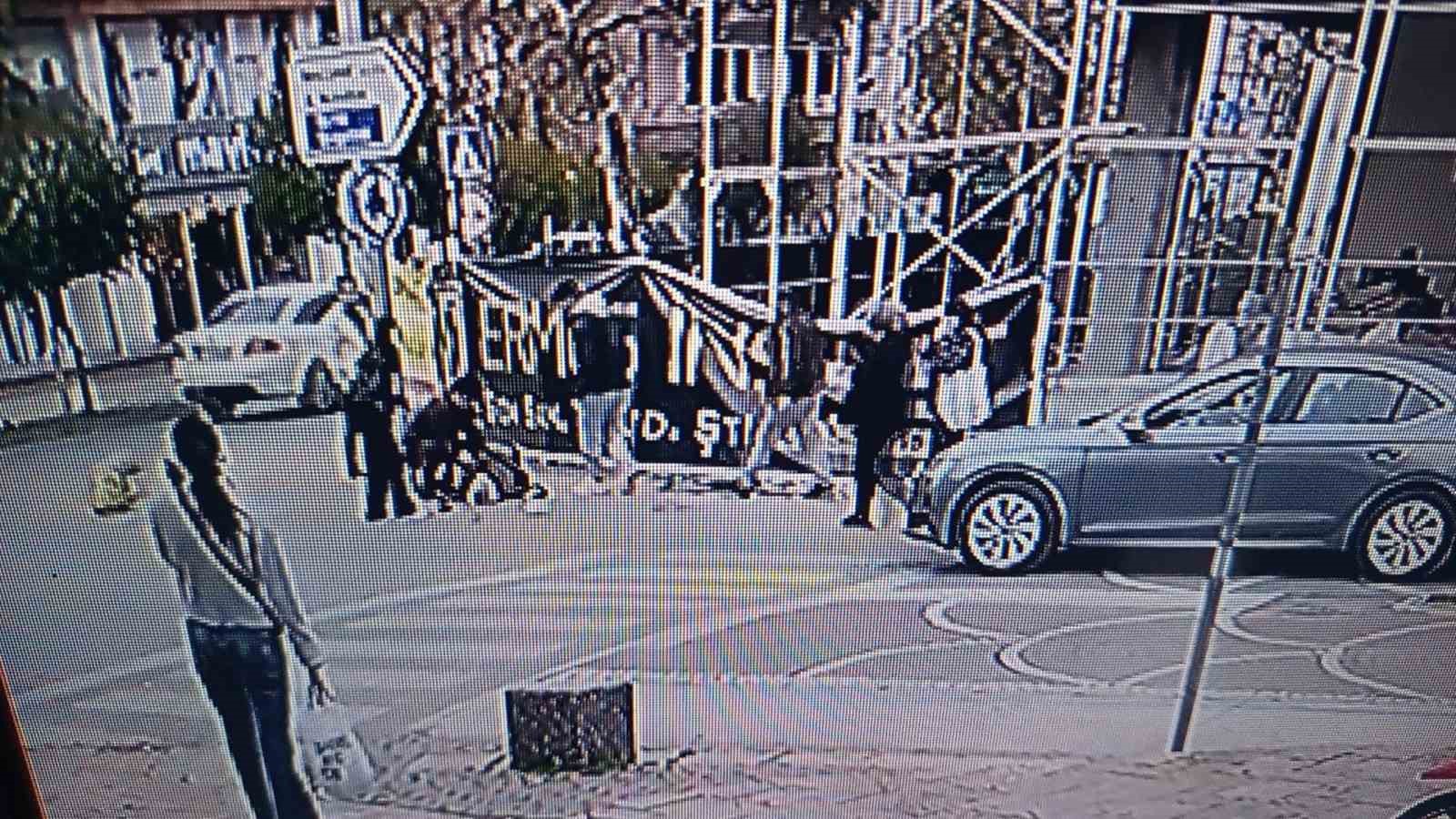 Fenalaşarak yere düşen yaşlı adam hastanede yaşam savaşı veriyor