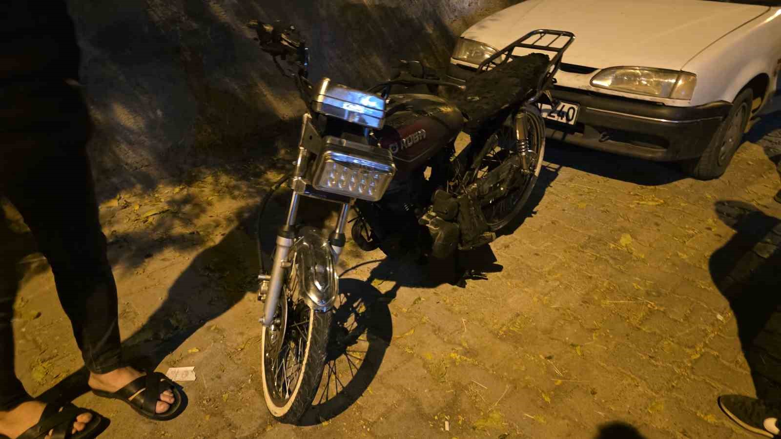 Siverek’te apartmanın girişine park edilen motosiklet yandı
