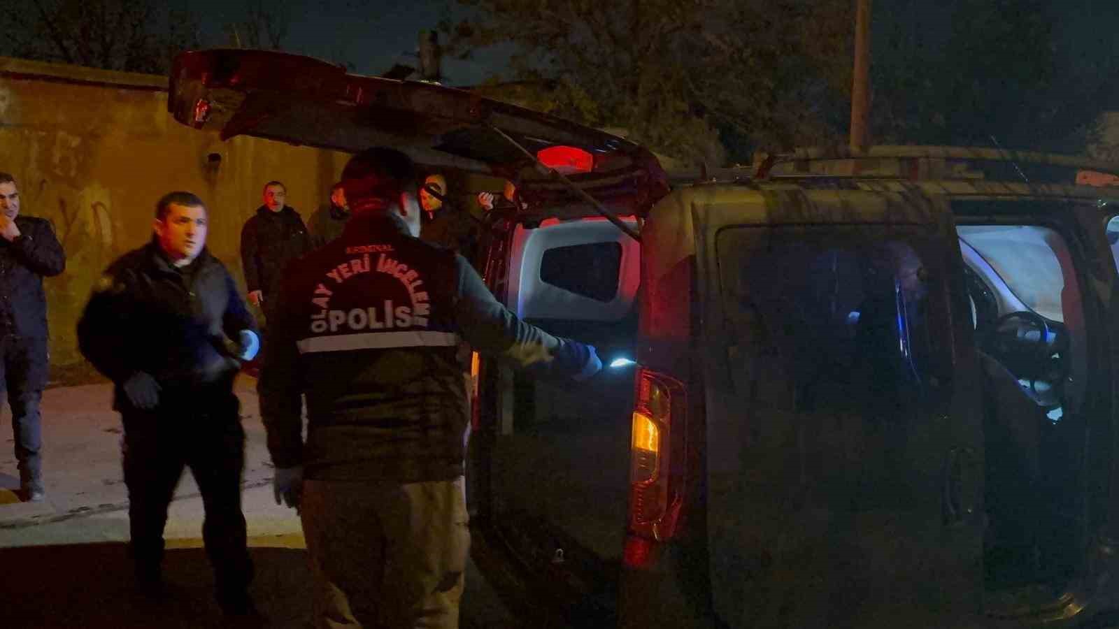 Bıçakla yaralanan şahıs, aracıyla hastaneye gitmeye çalıştı