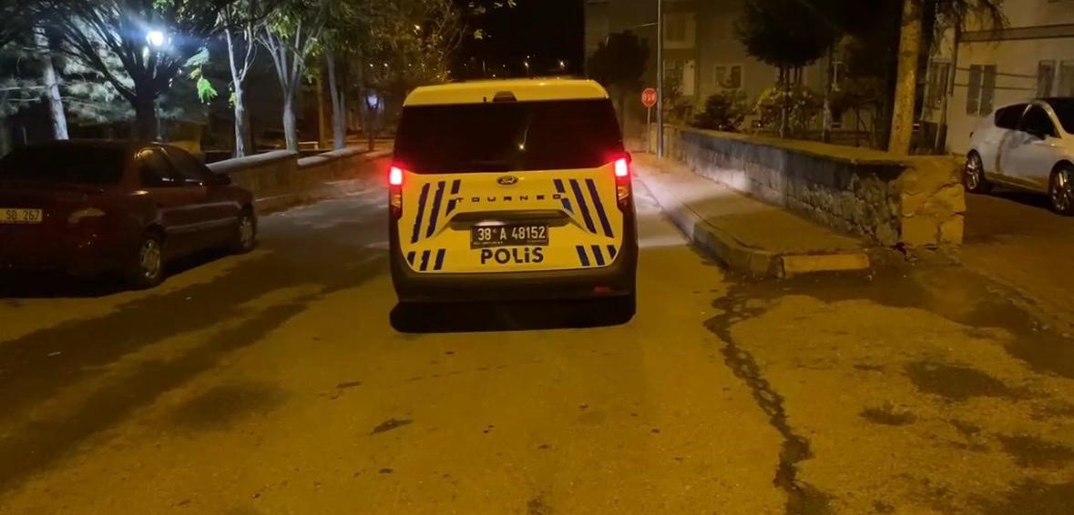 Kayseri&rsquo;de ekipler 1 saat arayla yaşanan farklı olaylarda bı&ccedil;akla yaralanan 2 şahsı ara&ccedil;ta buldu
