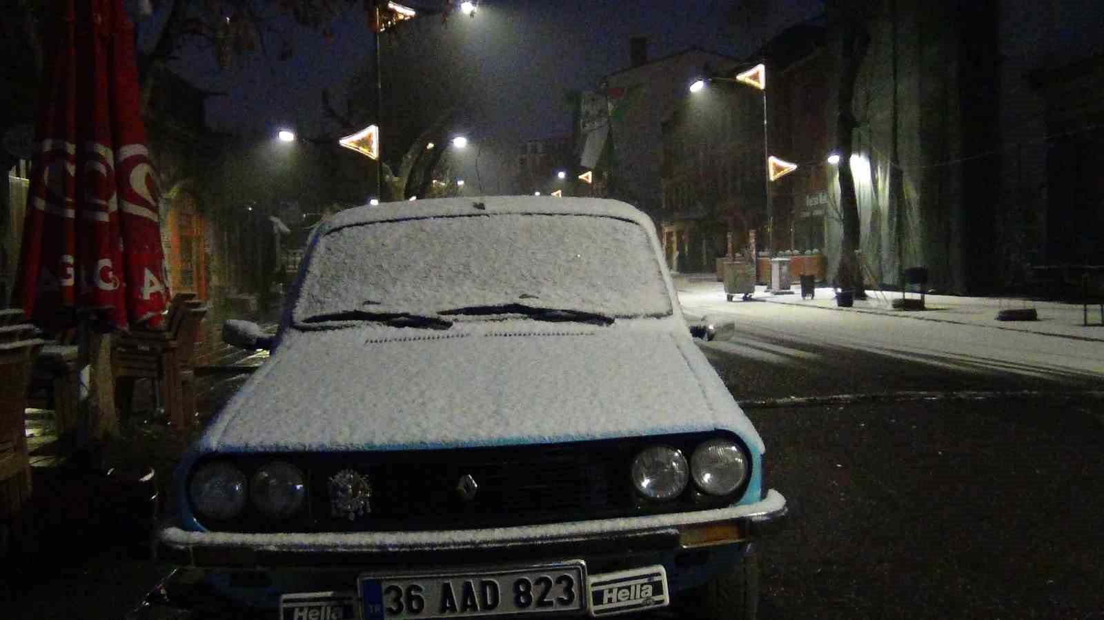 Kars’a mevsimin ilk karı düştü