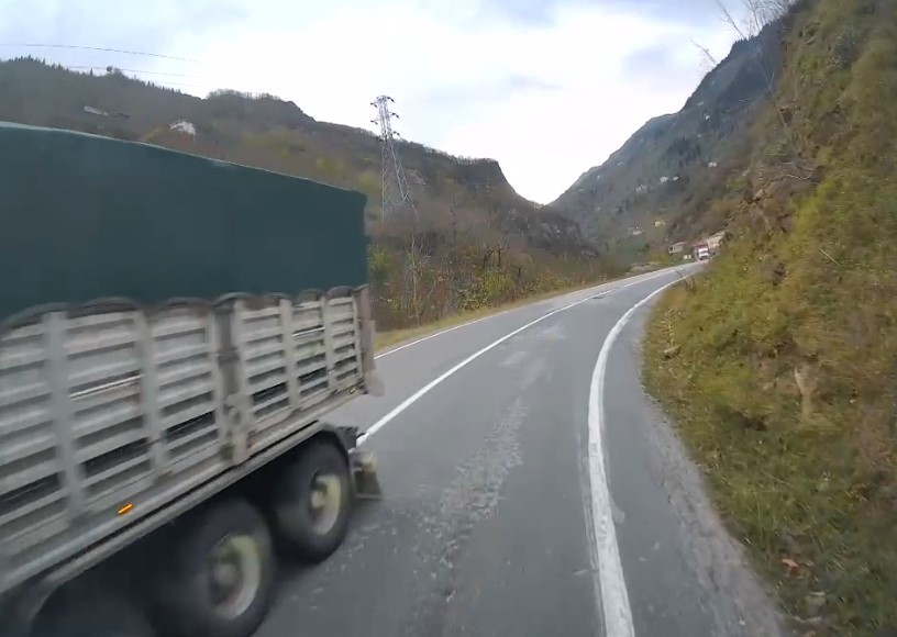 Trabzon’da kazaya davetiye çıkartan yollar ve sürücüler araç kameralarına yansıdı
