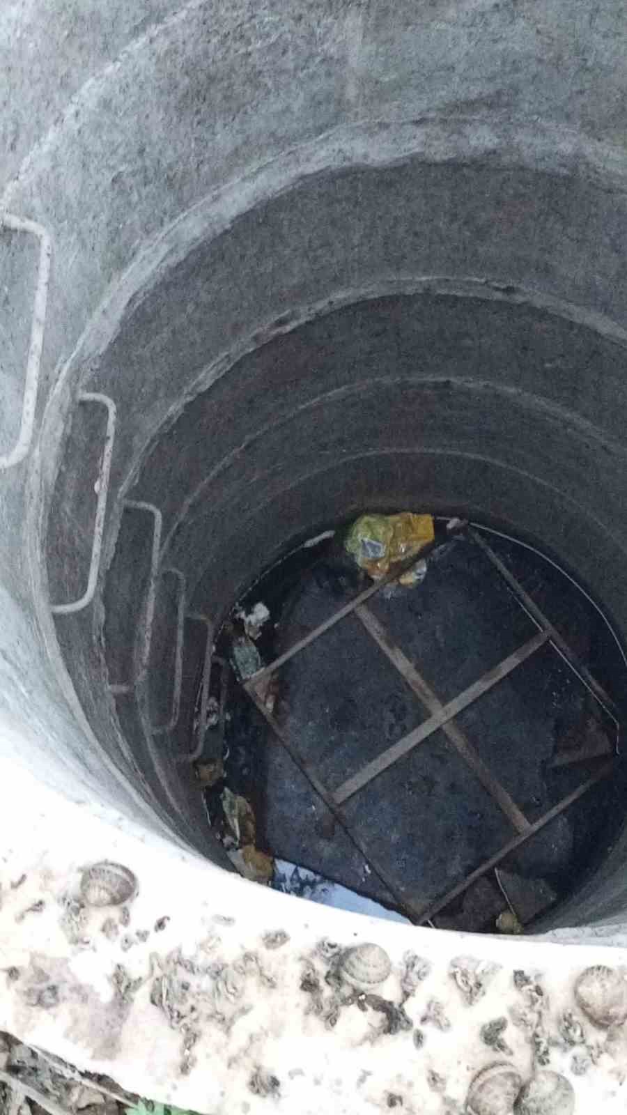 Su kuyusunda mahsur kalan yavru kedi, kurtarılarak annesine teslim edildi