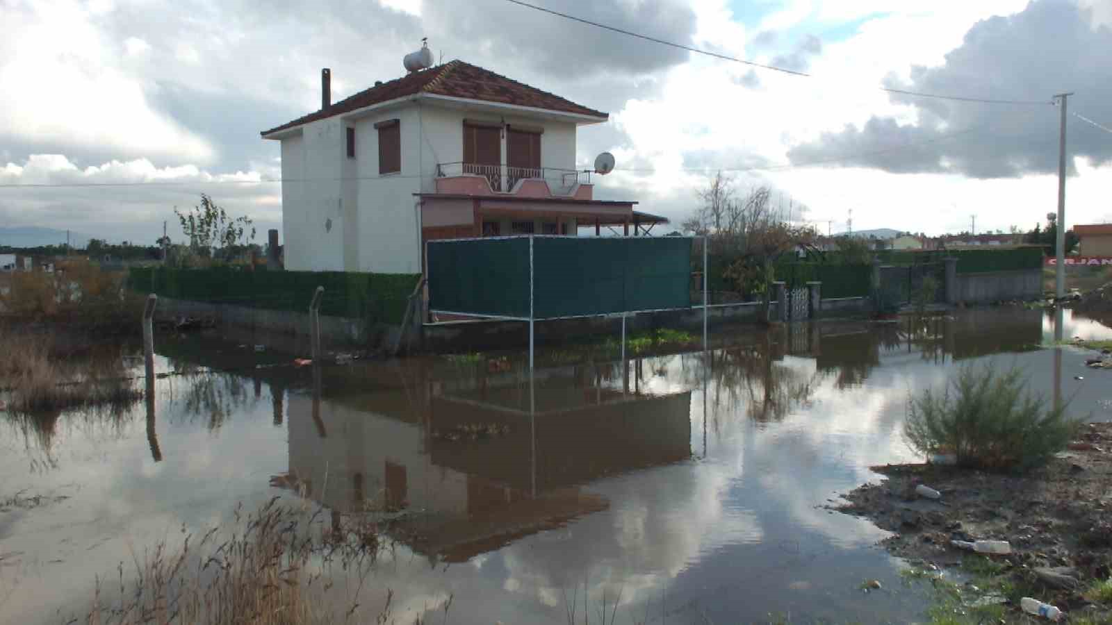 Burhaniye de yazlıklar su altında kaldı