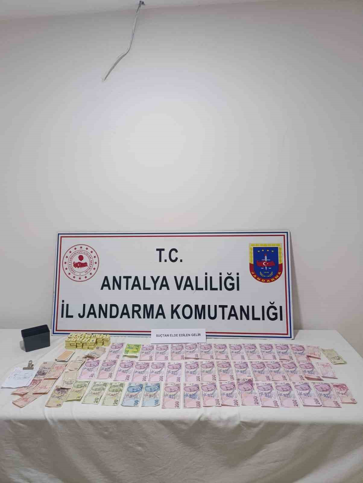Antalya’da mahalle muhtarı kumar oynatırken yakalandı