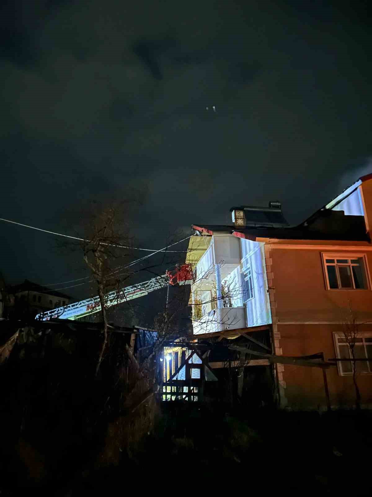 Kastamonu’da yangında bir evin çatısı kullanılamaz hale geldi

