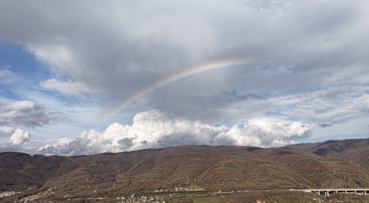 Yağıştan sonra gökyüzünde gökkuşağı oluştu
