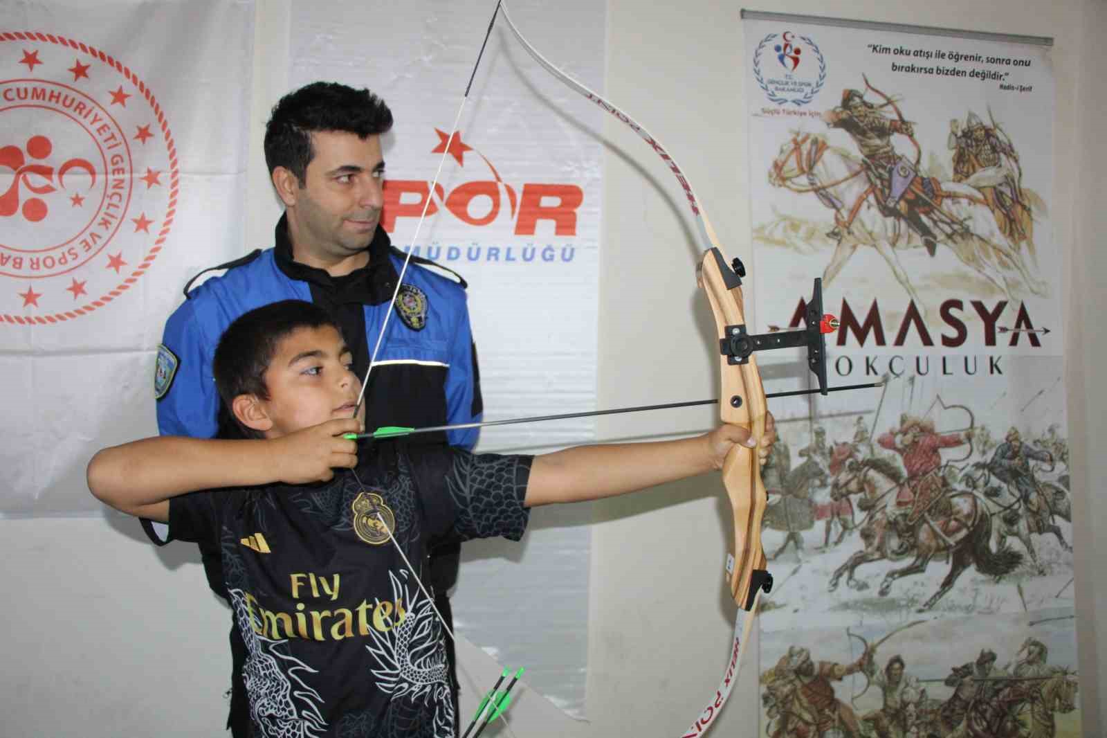 Polislerin desteğiyle okçu oldular