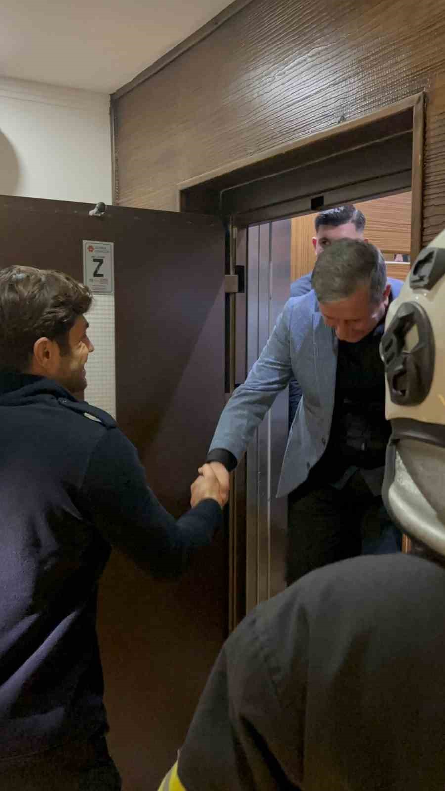 Asansörde mahsur kalan vatandaşları itfaiye kurtardı