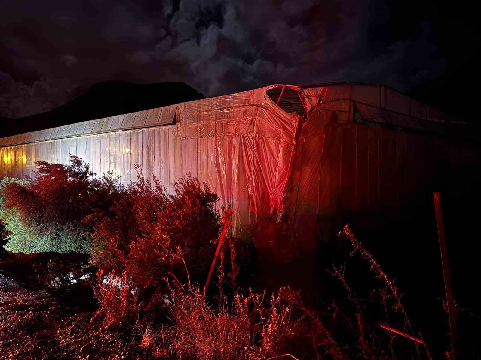 Kaza yapıp ters d&ouml;nen elektrikli ara&ccedil;taki yangına ekipler m&uuml;dahale etti
