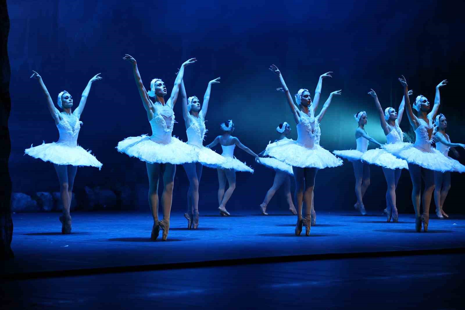 Çaykovski’nin ‘Kuğu Gölü’ balesi Denizli’de beğeniyle izlendi