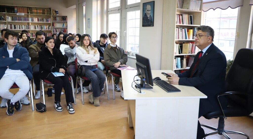 Rektör Kızıltoprak, ’Siyasi Tarih Dersi’ni Mustafa Hakkı Yeşil Kütüphanesi’nde işledi
