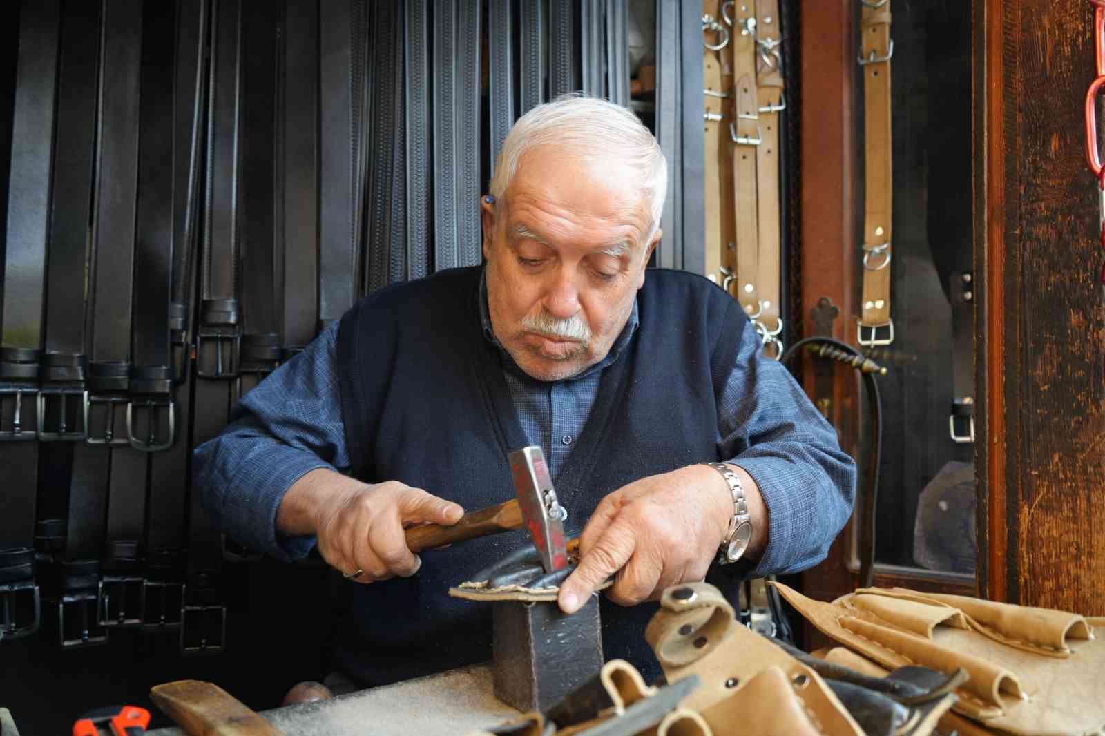 2 metrekarelik dükkanda 48 yıldır mesleğini icra ediyor