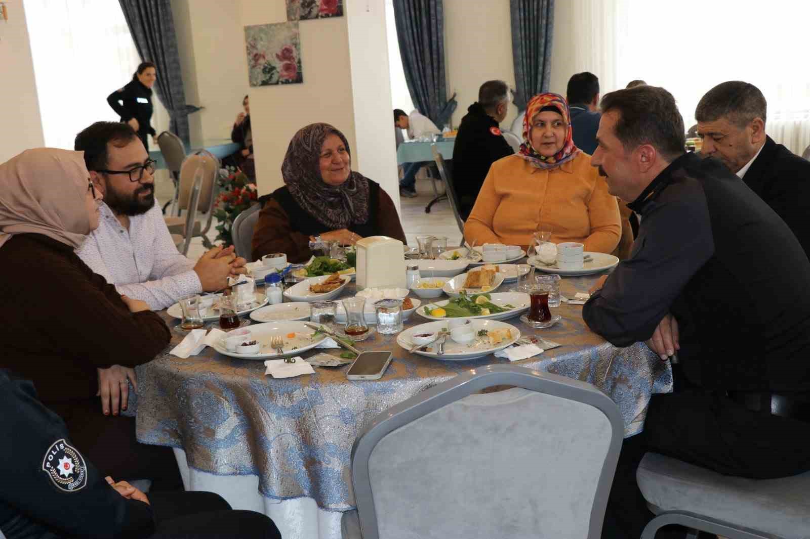 K&uuml;tahya Emniyeti şehit aileleri ve gazilerle kahvaltıda buluştu
