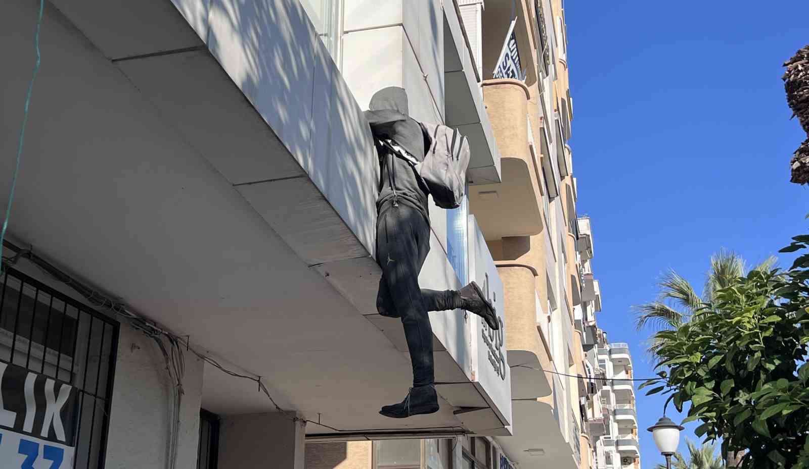 Penceredeki cansız manken ‘hırsız’ı görenler, polisi arıyor, taş atıyor