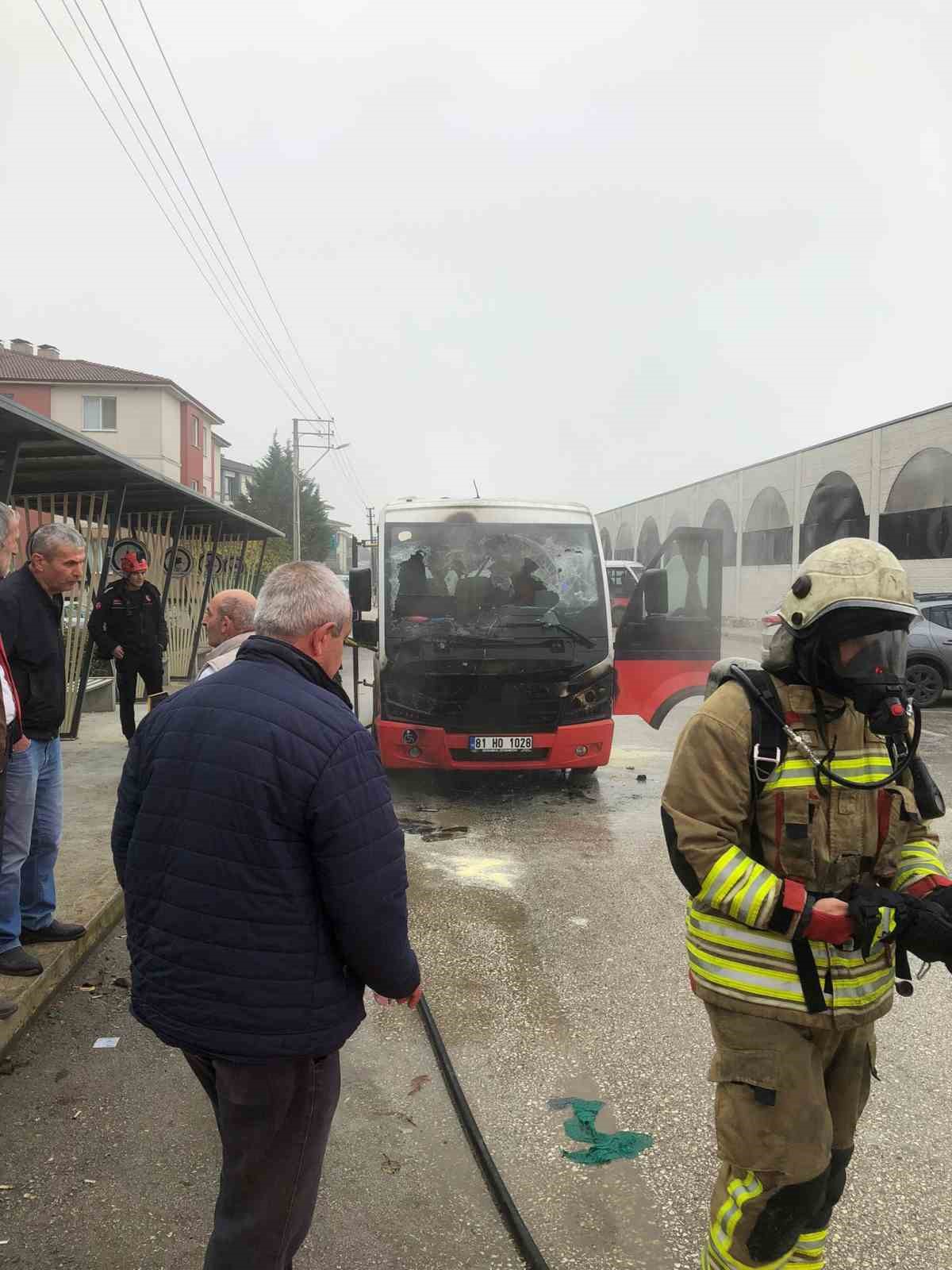 Halk otobüsü alev alev yandı
