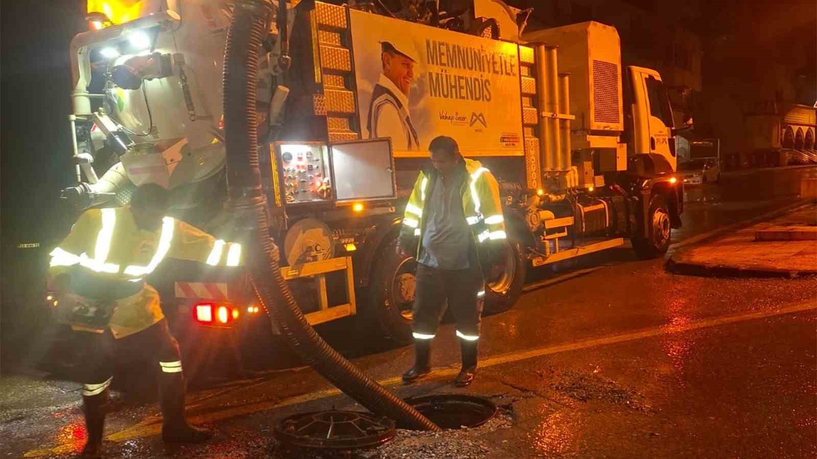 Mersin Büyükşehir Belediyesi ve MESKİ ekipleri gece boyunca görev yaptı