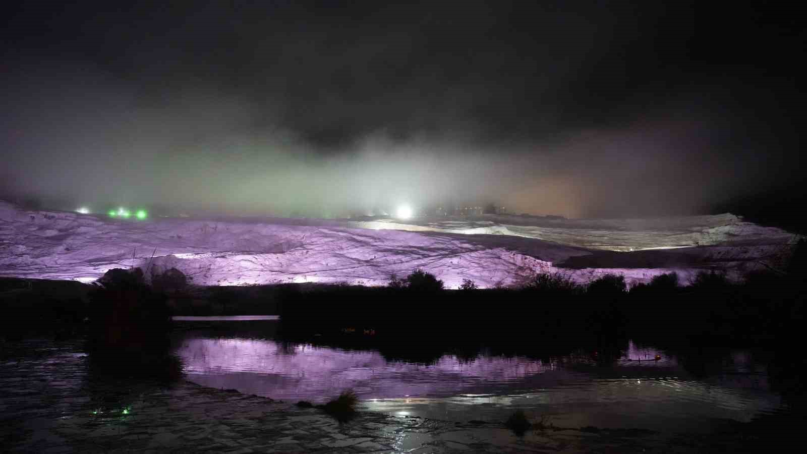 Pamukkale travertenlerinde yağmur sonrası oluşan sis, kartpostallık görüntüler oluşturdu
