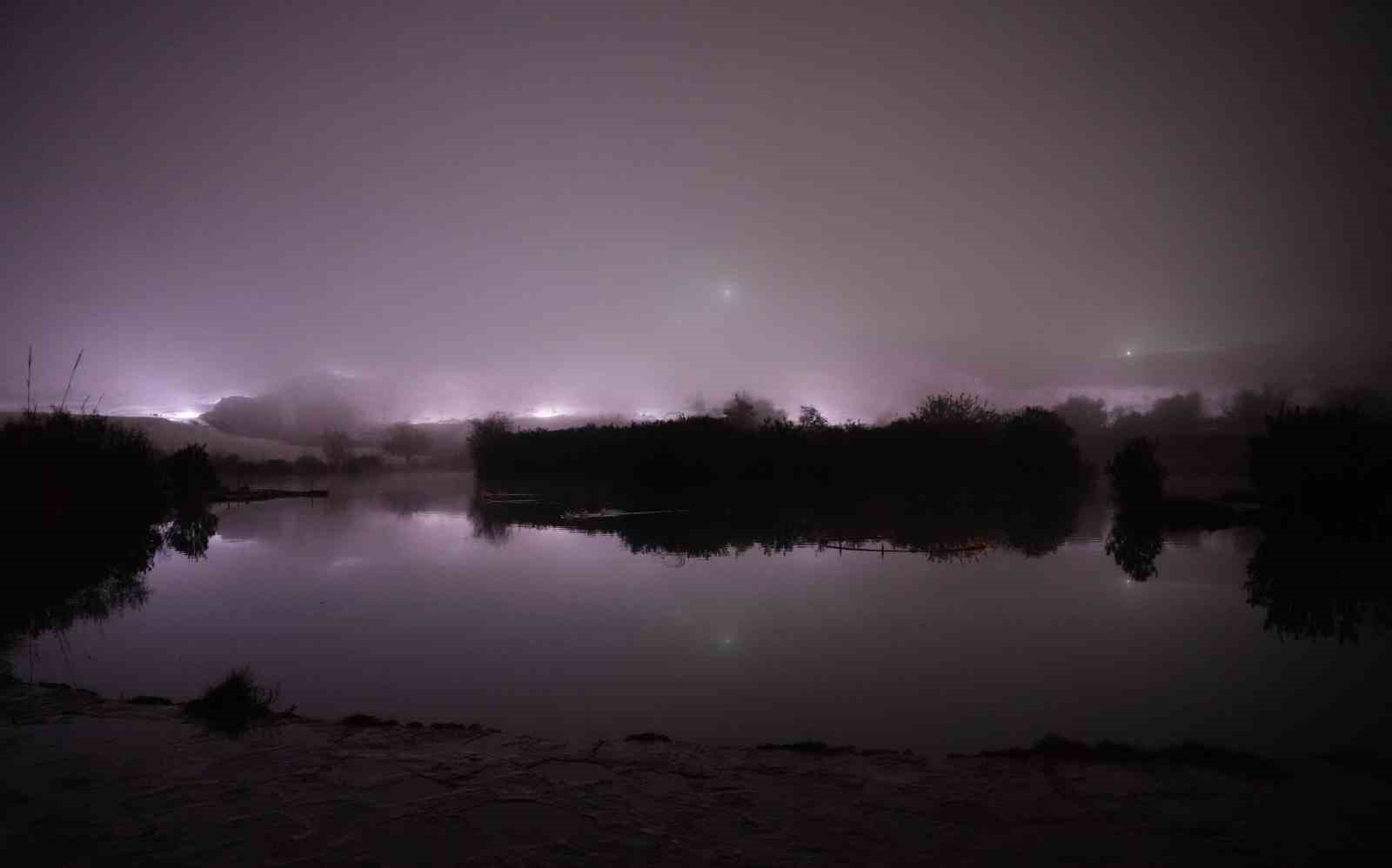 Pamukkale travertenlerinde yağmur sonrası oluşan sis, kartpostallık görüntüler oluşturdu
