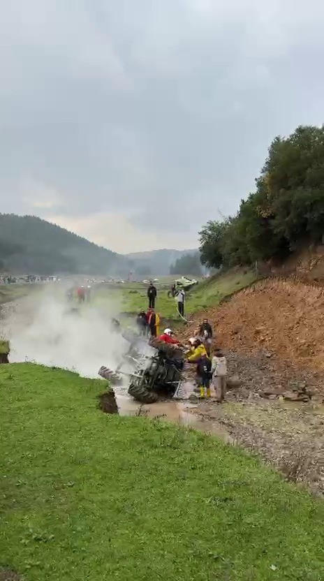 Off-road yarışında kontrolden çıkan araç böyle takla attı
