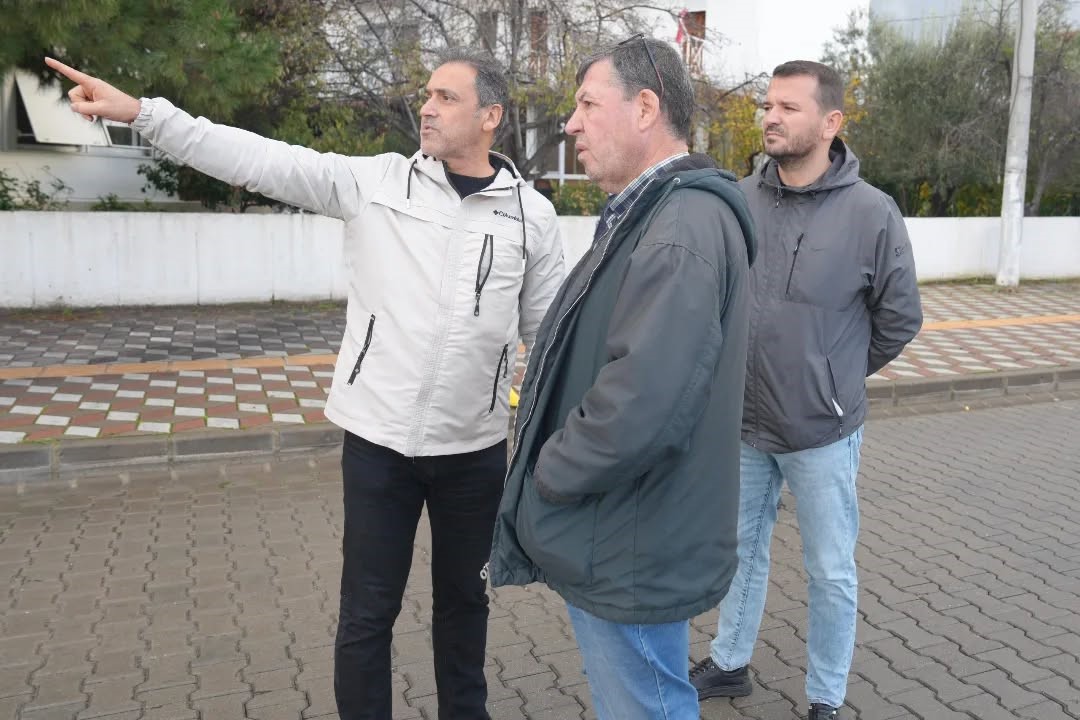 Burhaniye de çöken kanalizasyon borusu yol kapattırdı