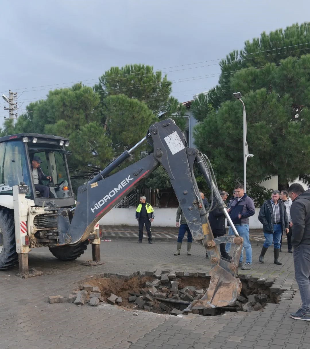 Burhaniye de çöken kanalizasyon borusu yol kapattırdı