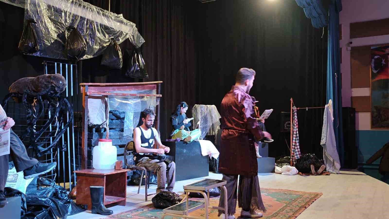 Aşkale’de tiyatro keyfi: "Mavi Kolye" oyunu sahnelendi