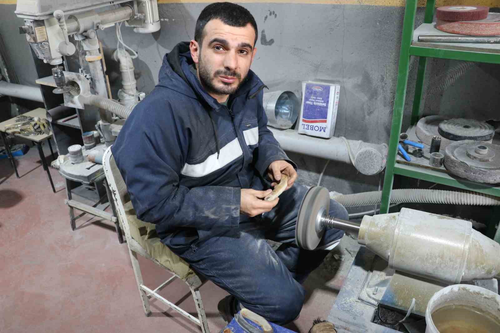 "Kızımın yüzünü unuttum" dedi, fabrikasyona karşı yüz yıllık gelenekle ayakta duruyor