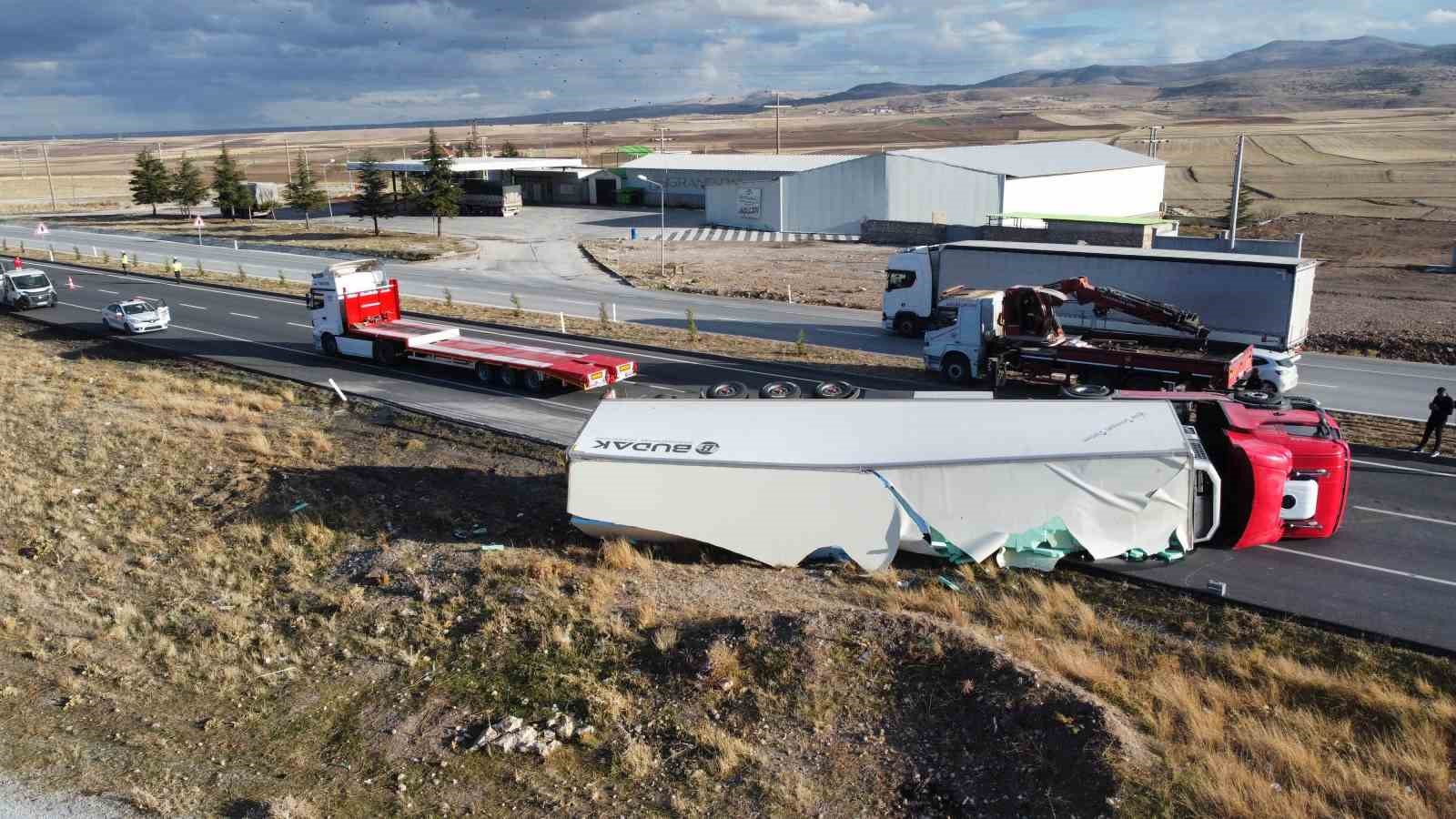 Meyve yüklü tır devrildi