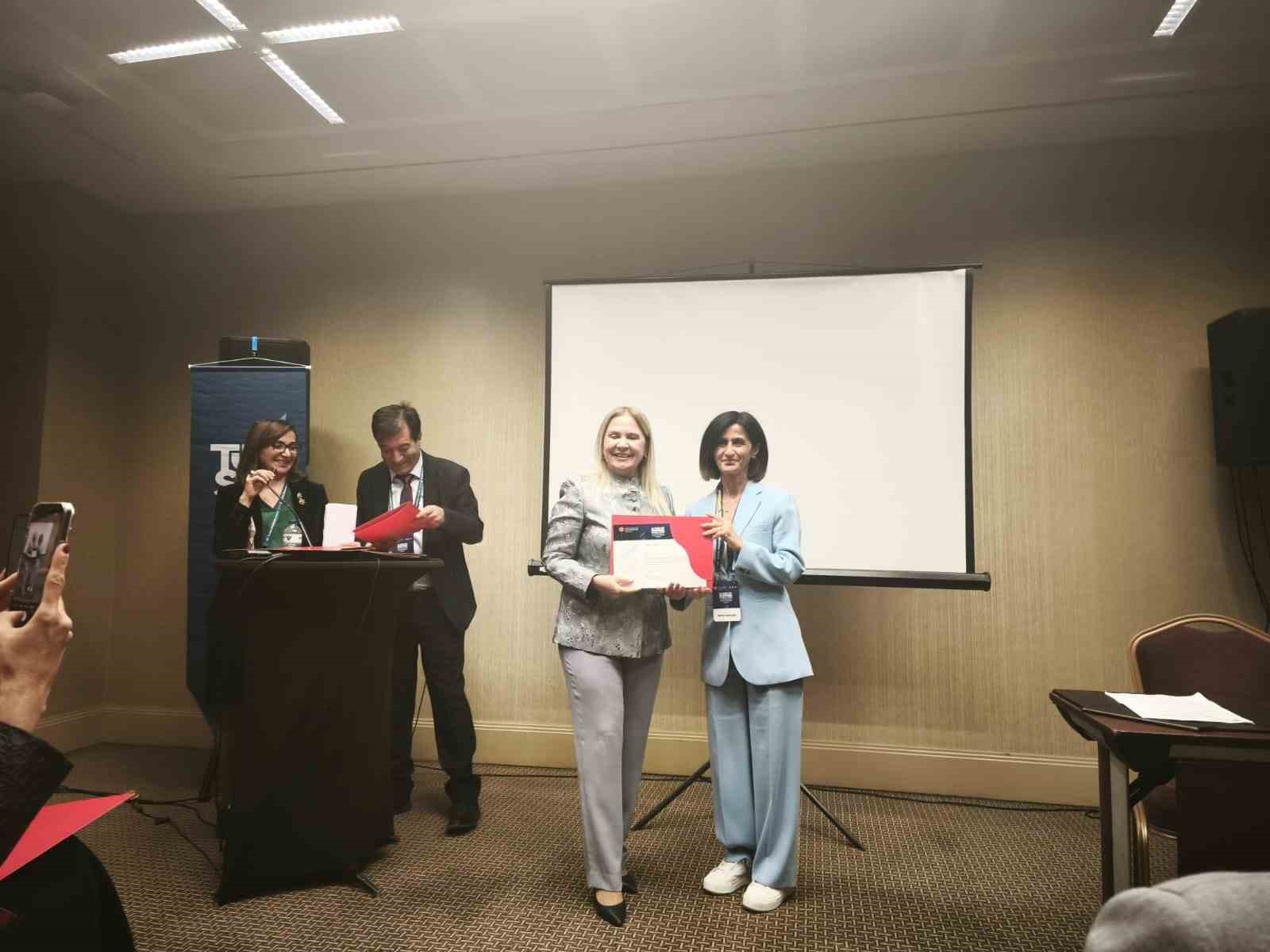 Türk Tıp Dünyası Kurultayında Kakaçoğlu’na teşekkür
