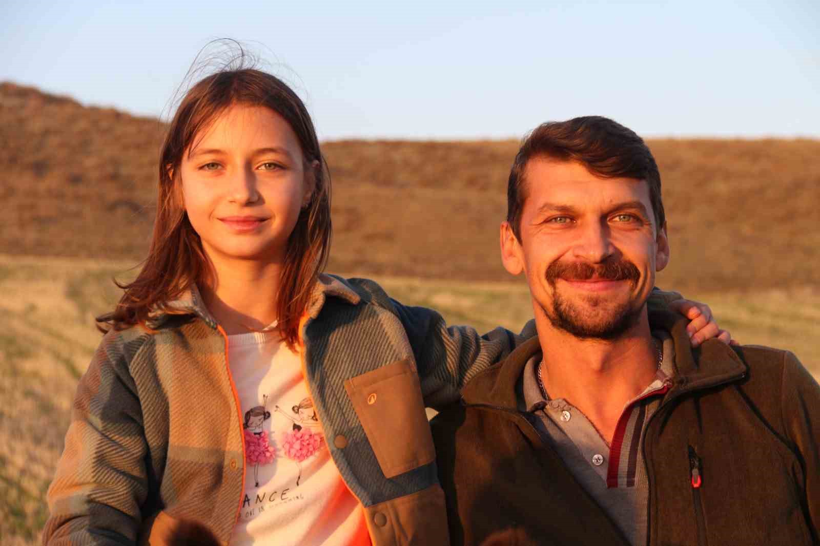 K&uuml;&ccedil;&uuml;k kız baba mesleği &ccedil;obanlığı devam ettiriyor: Eşeğinin &uuml;zerinde koyunlarını g&uuml;d&uuml;yor
